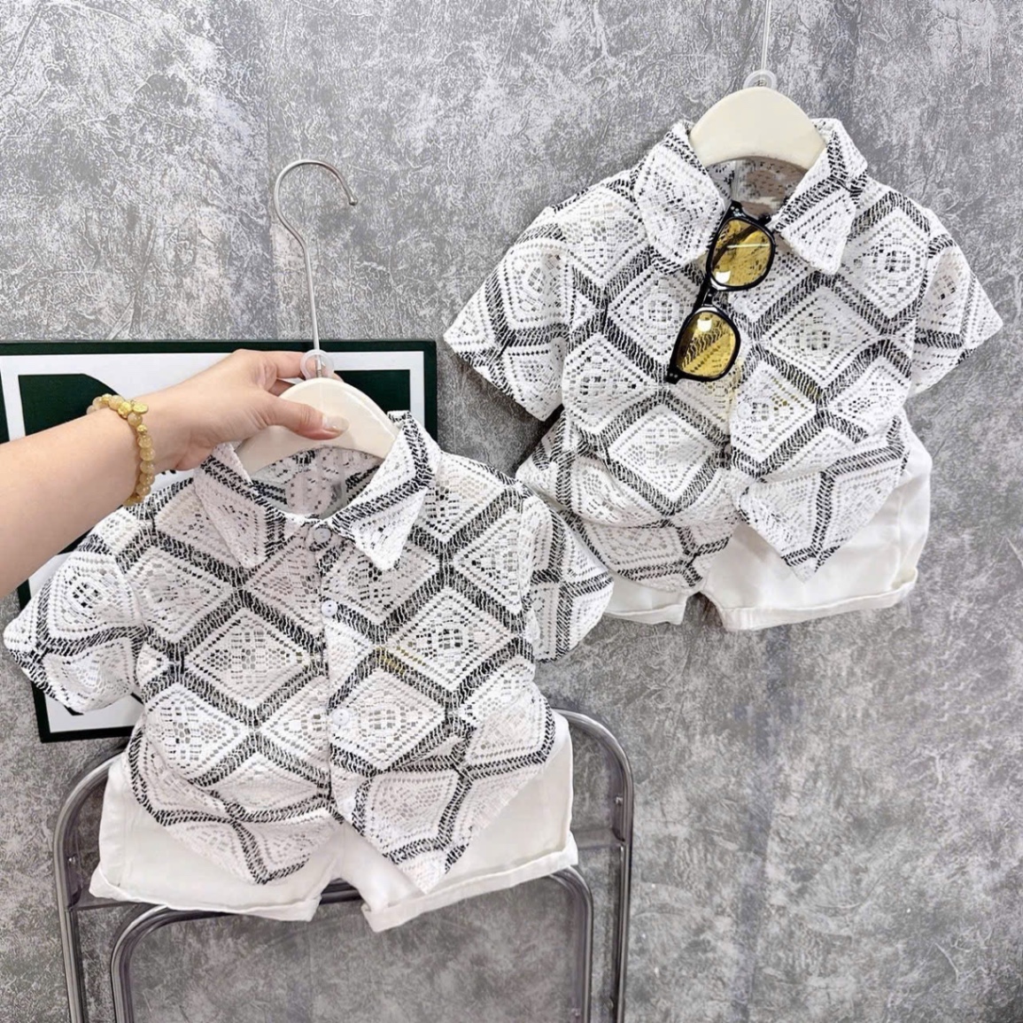 Sét áo lưới ô vuông quần sooc kaki trắng bé trai