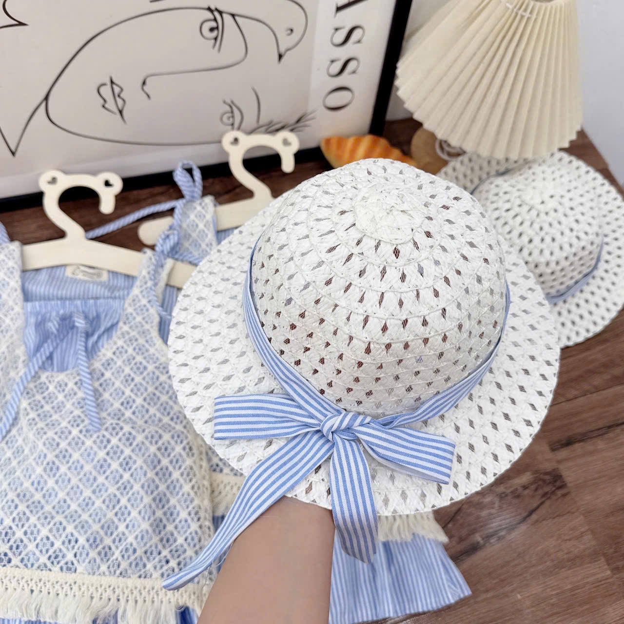 Sét váy xanh sọc áo lưới kèm mũ bé gái