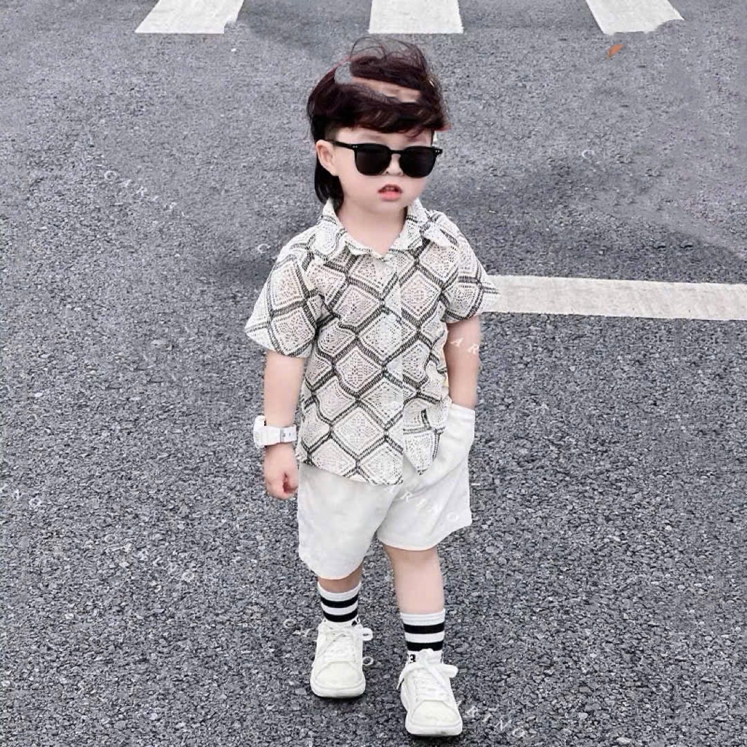 Sét áo lưới ô vuông quần sooc kaki trắng bé trai