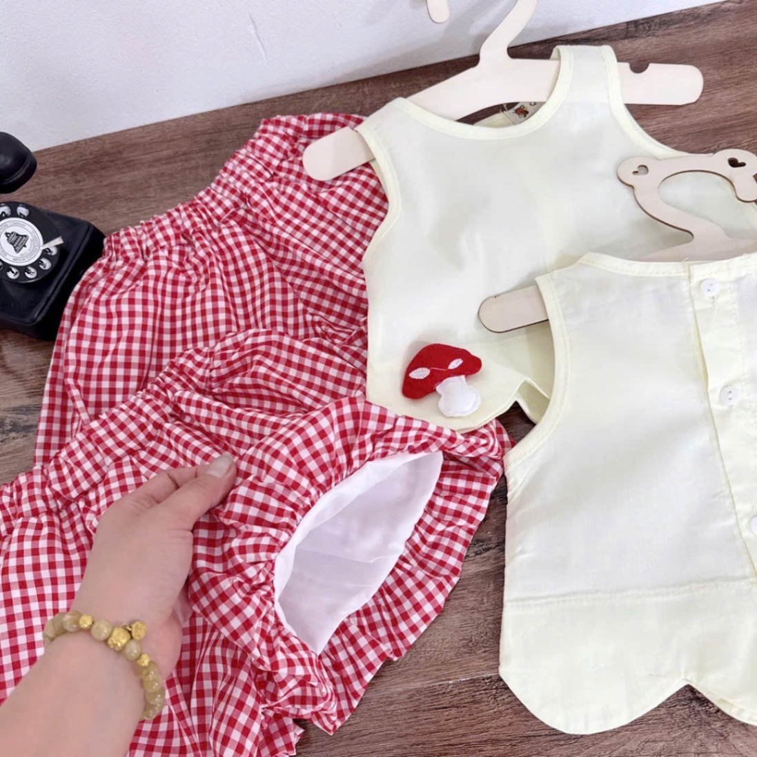 Sét áo sát nách vạt nấm quần bí bồng kẻ bé gái
