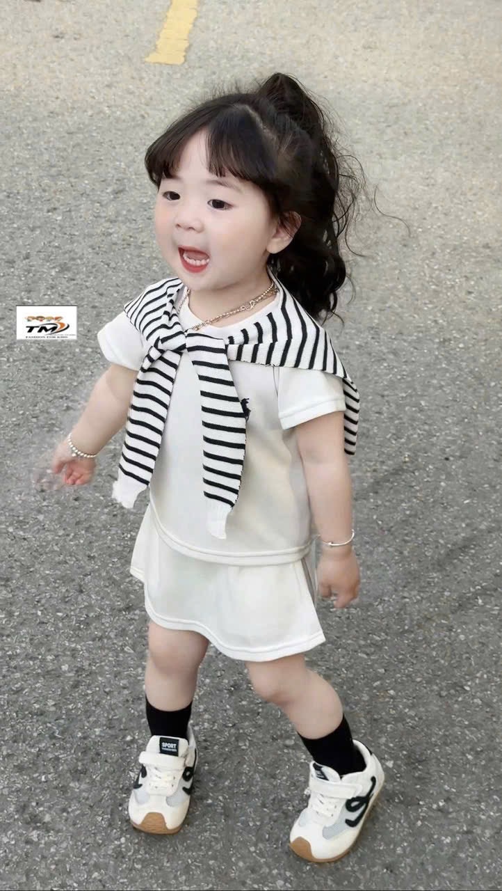 Sét 3 chi tiết bộ hình thêu ngựa nhỏ kèm khăn kẻ tm bé gái