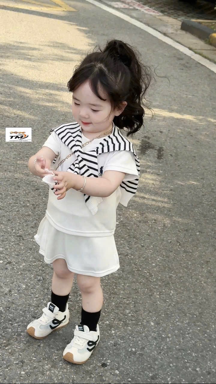 Sét 3 chi tiết bộ hình thêu ngựa nhỏ kèm khăn kẻ tm bé gái