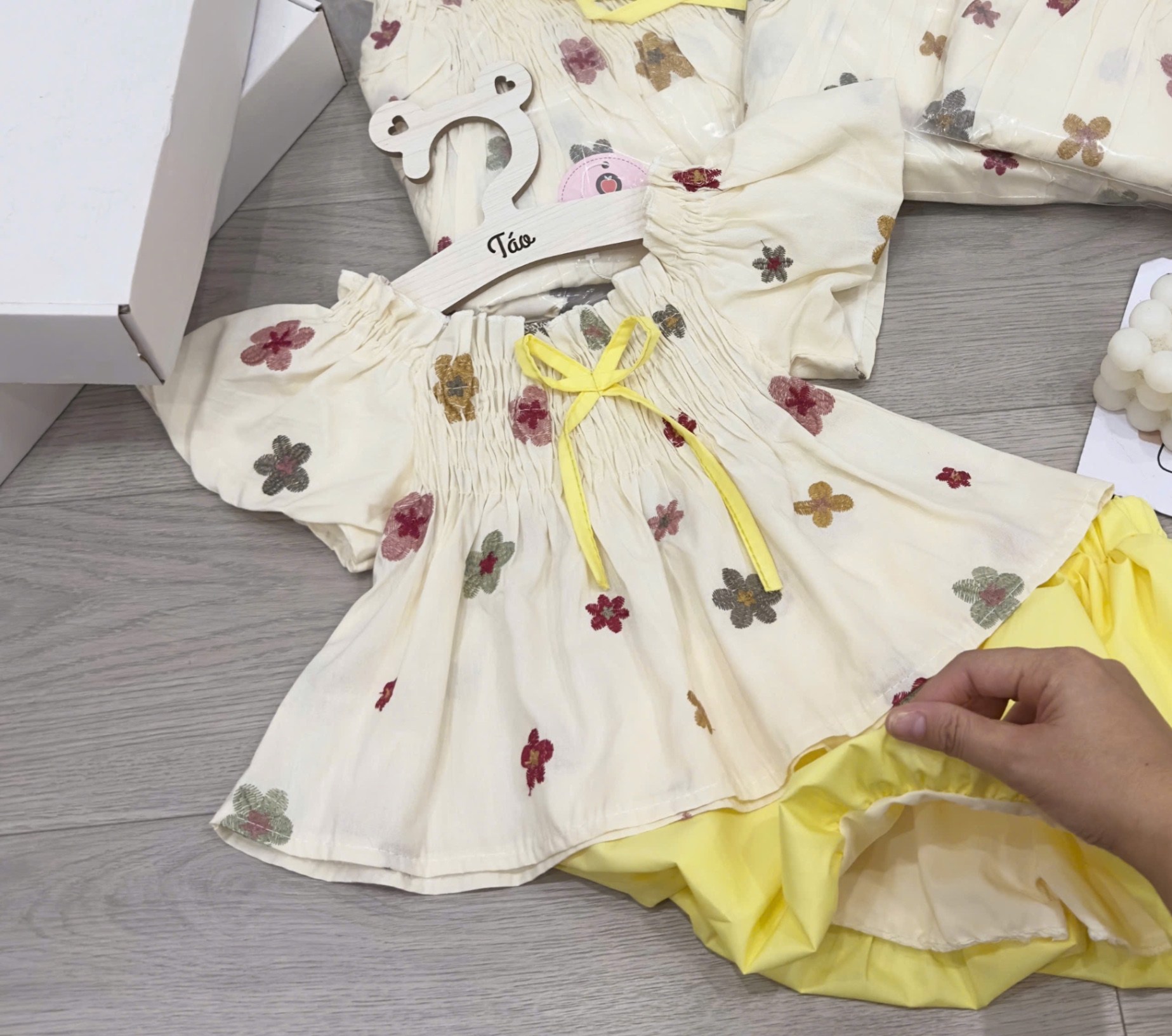 Sét áo hoa tay bồng quần vàng bé gái