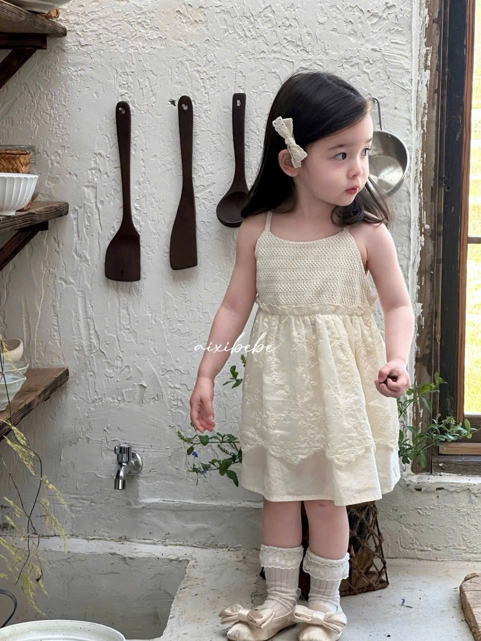 Váy kem 2 dây hở lưng sn bé gái