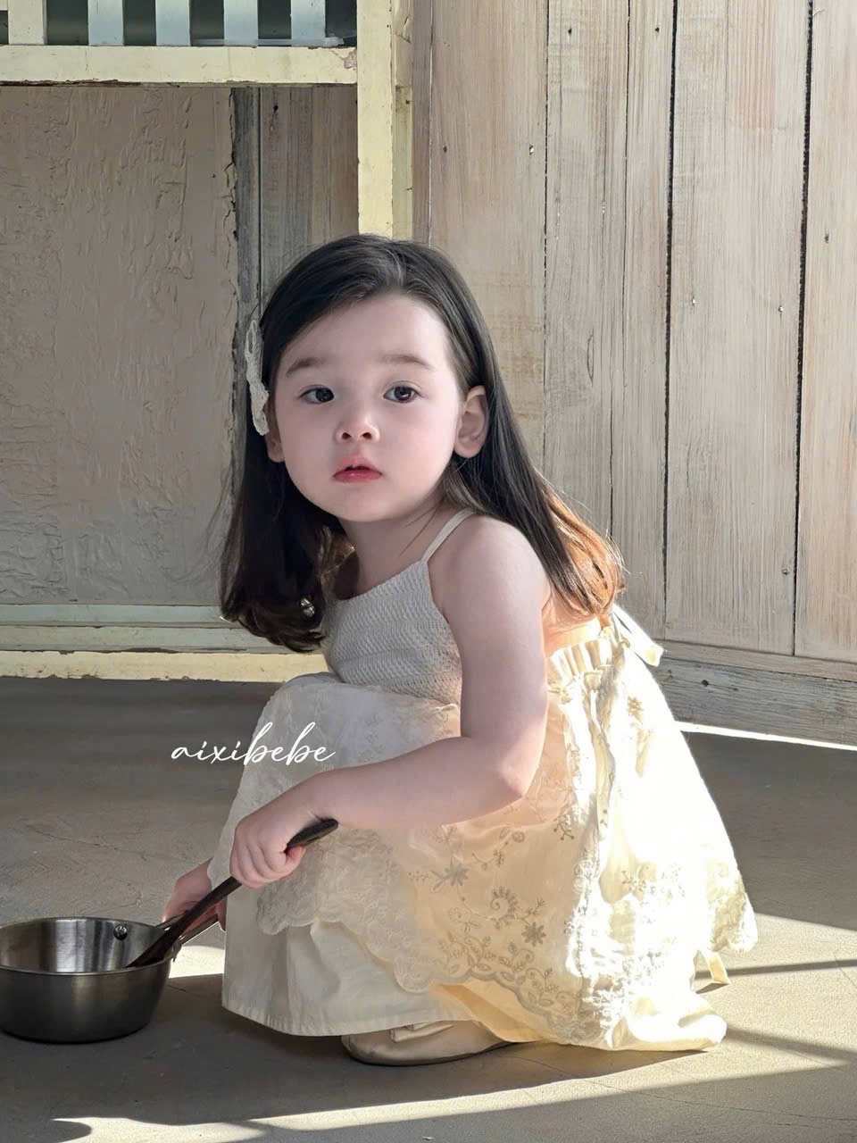 Váy kem 2 dây hở lưng sn bé gái