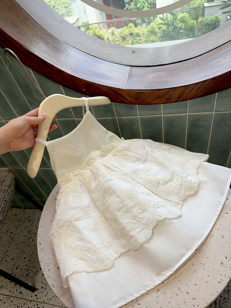Váy kem 2 dây hở lưng sn bé gái
