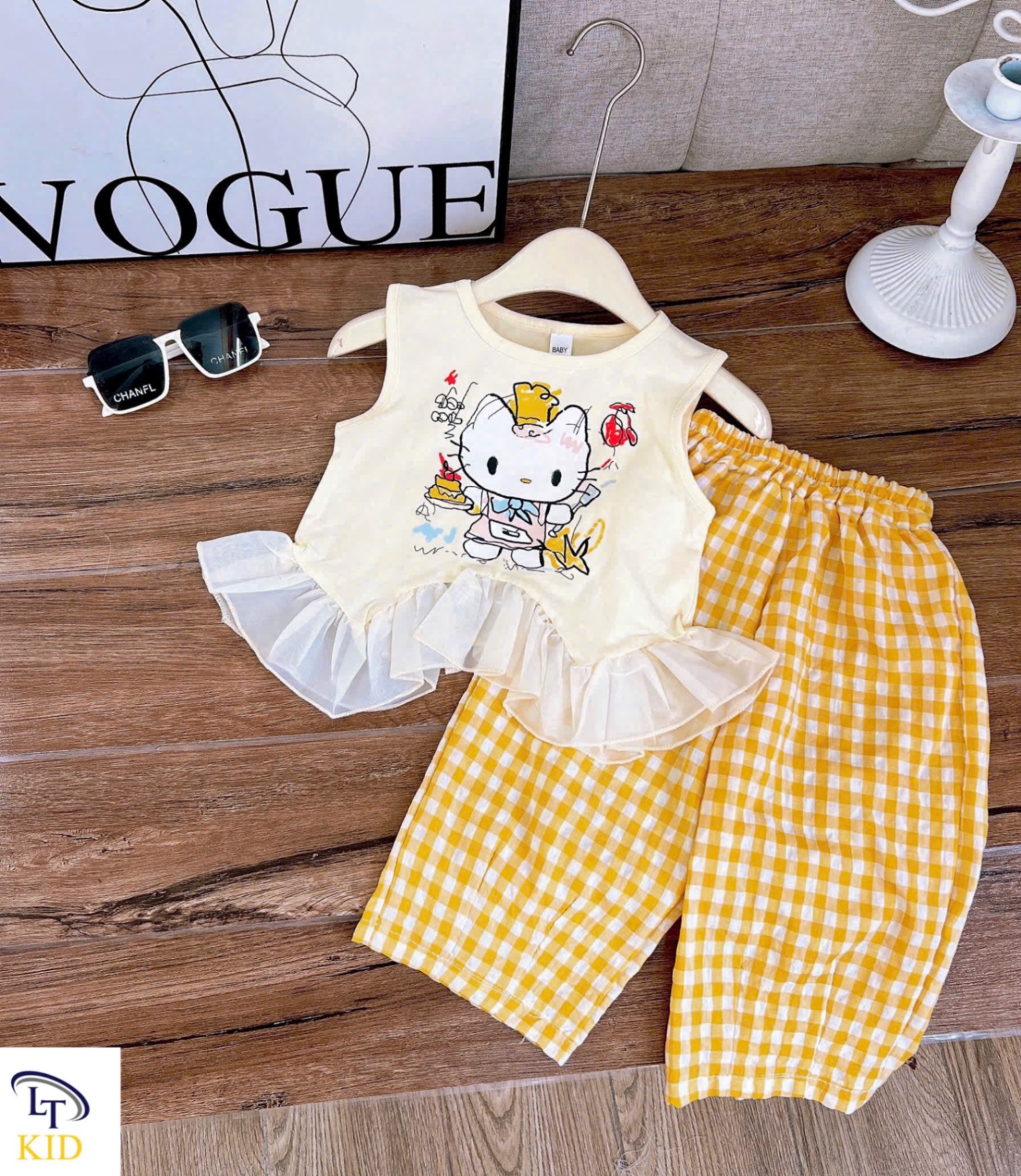 Sét áo hình sát nách kèm quần caro ống lỡ bé gái