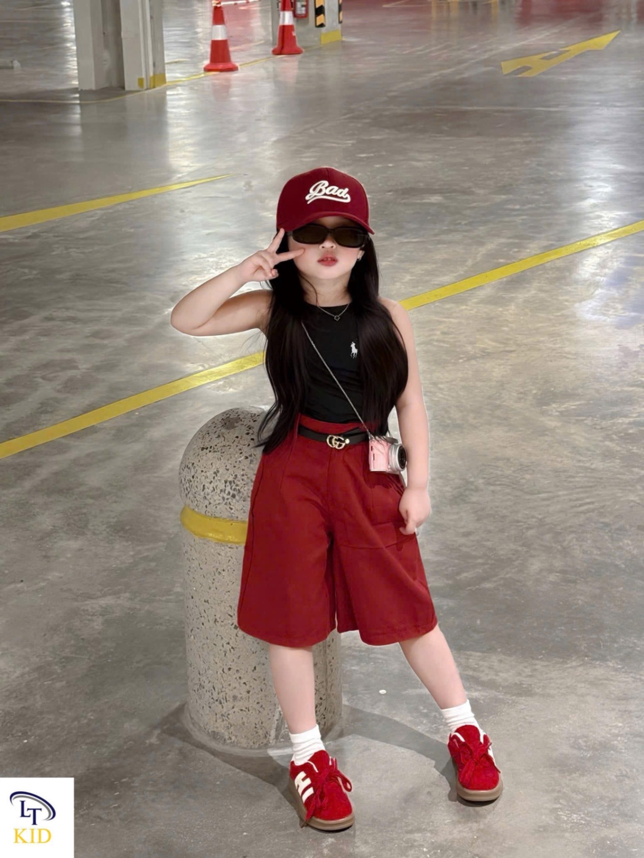 Sét 3 chi tiết áo đen thêu ngựa quần ngố đỏ kèm đai bé gái