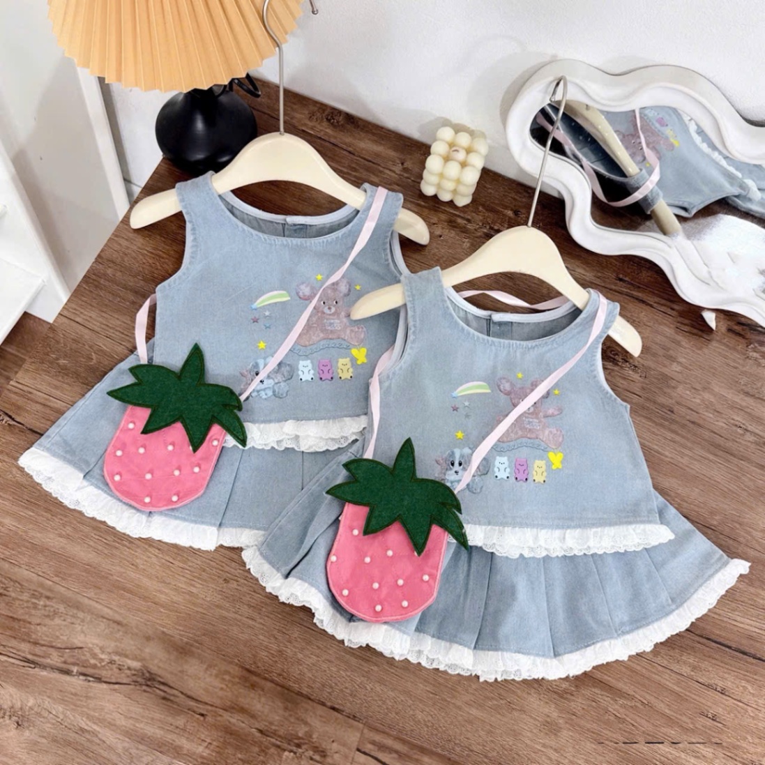 Sét bộ bò croptop hình gấu kèm túi dâu bé gái