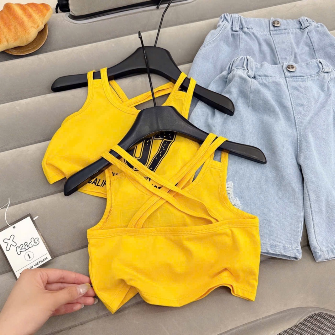 Sét áo 2 dây vàng số 7 quần bò lỡ bé gái