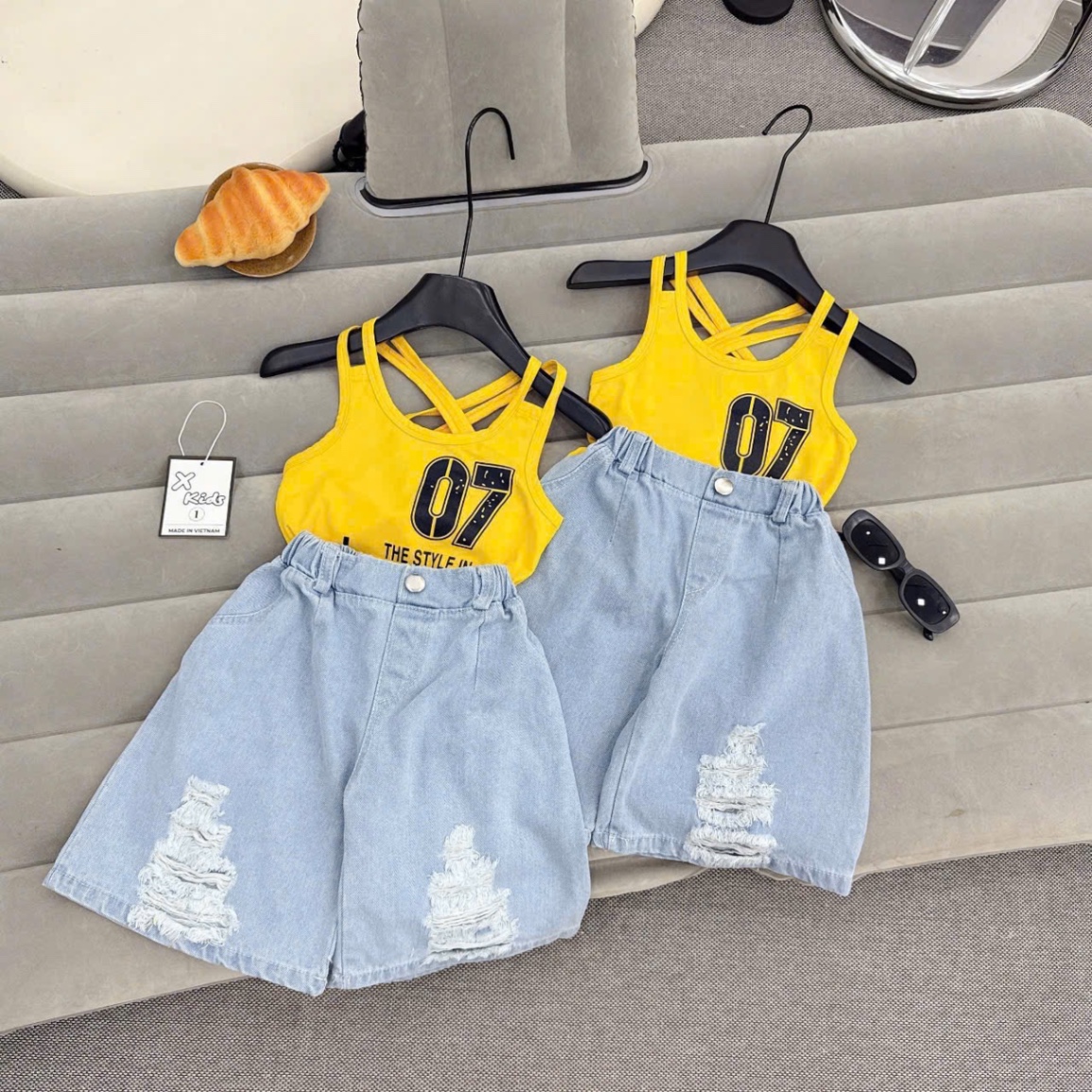 Sét áo 2 dây vàng số 7 quần bò lỡ bé gái