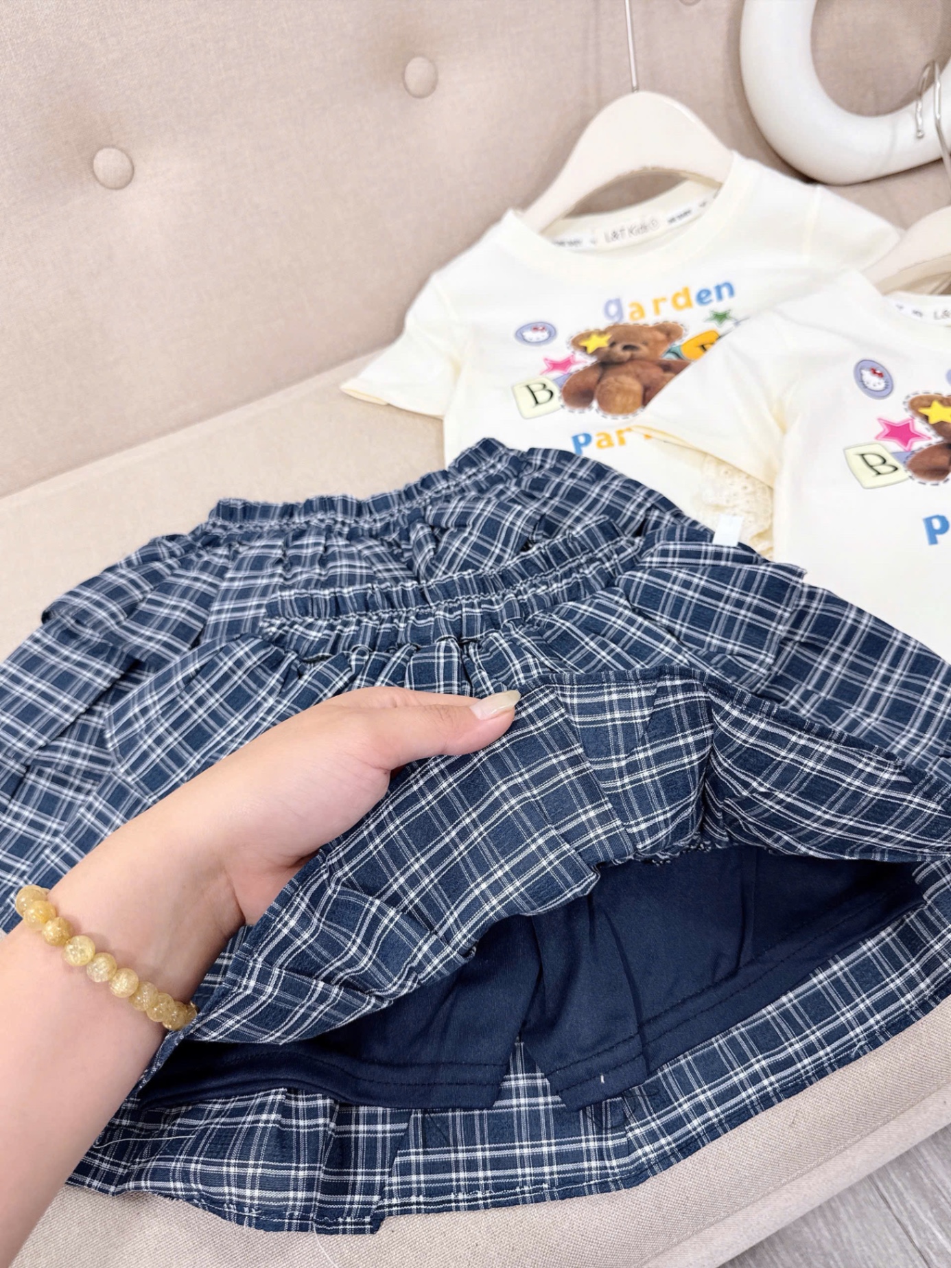 Sét bộ áo gấu xẻ viền bèo cv caro xanh bé gái
