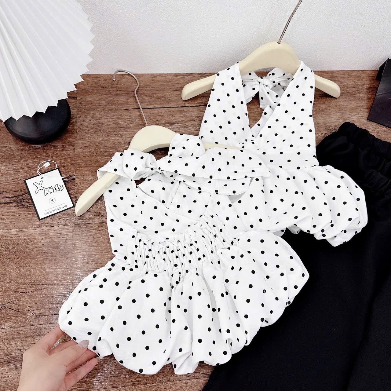 Sét áo bi bồng cổ yếm quần xuông đen bé gái