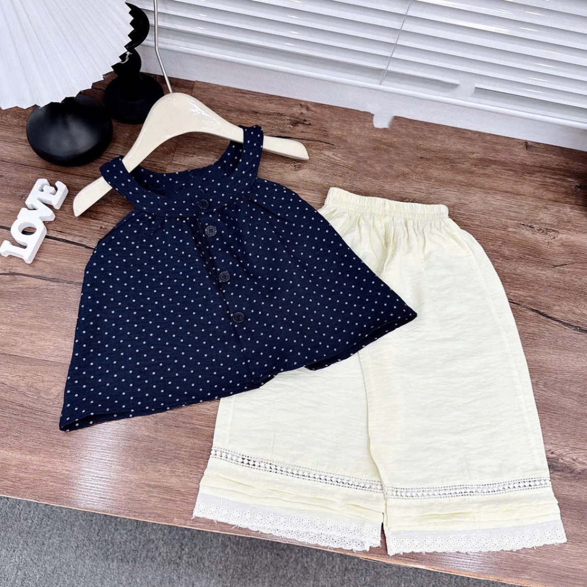 Sét áo chấm bi cổ yếm quần đũi xuông kem bé gái