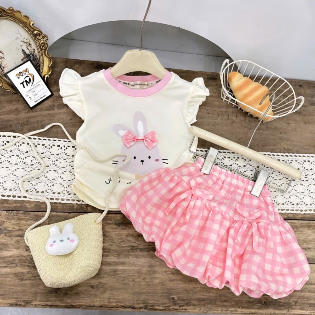 Sét bộ áo thỏ quần bồng kẻ kèm túi cói bé gái