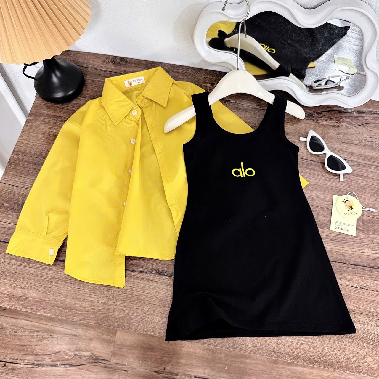 Sét 2 chi tiết váy đen alo+ áo sơ mi đuôi tôm bé gái