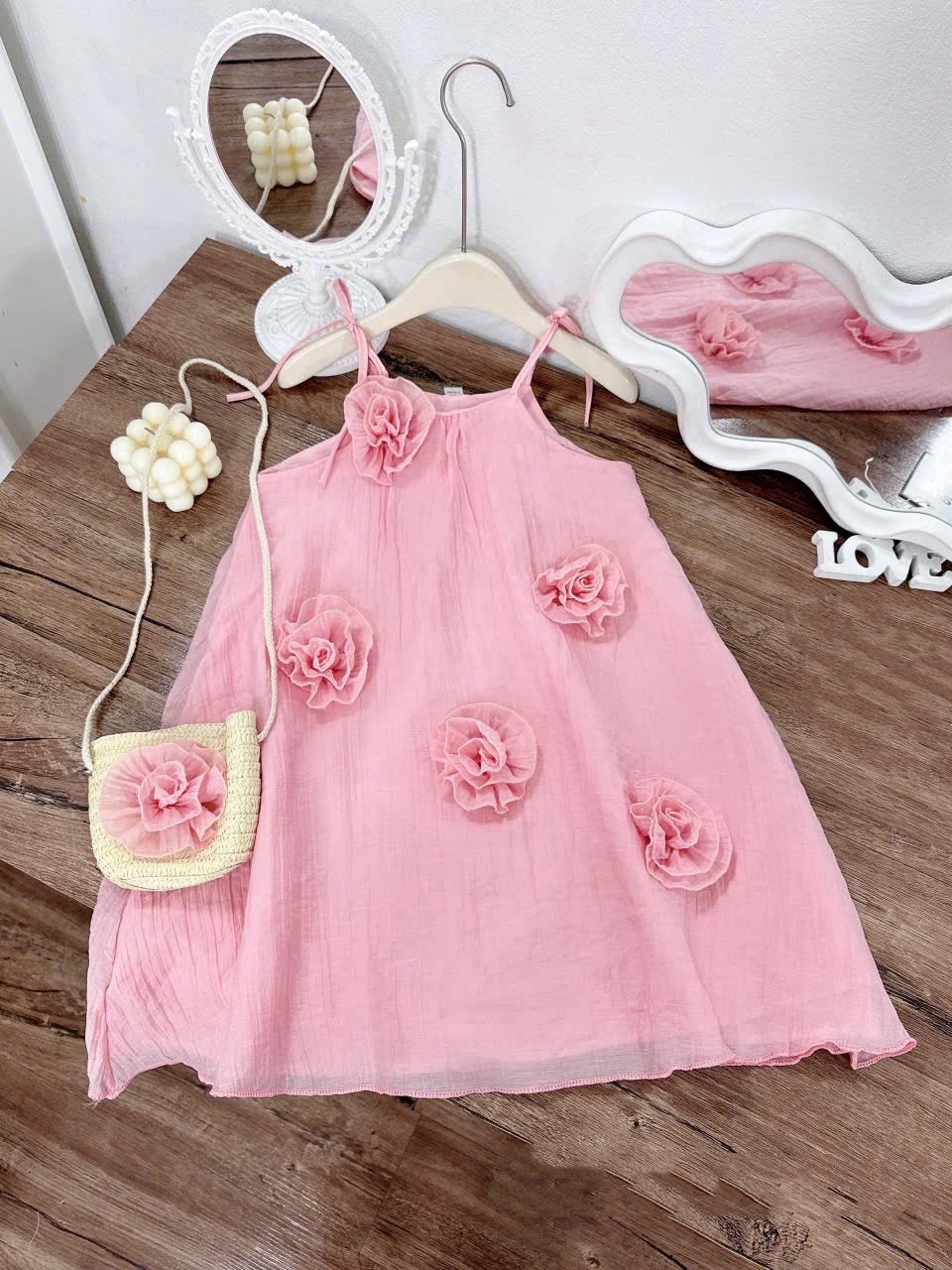 Váy maxi 2 dây đính hoa kèm túi cói bé gái