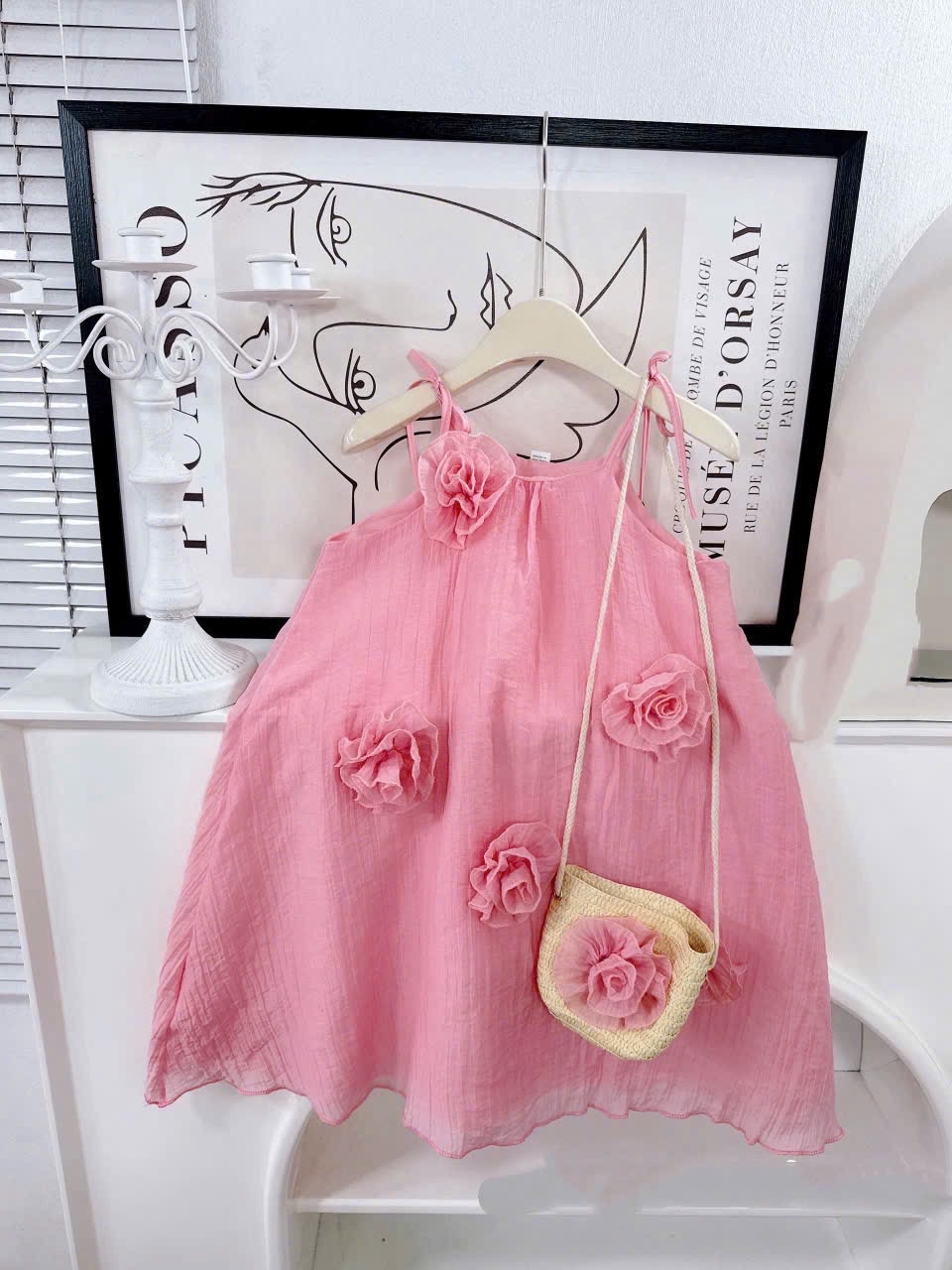 Váy maxi 2 dây đính hoa kèm túi cói bé gái