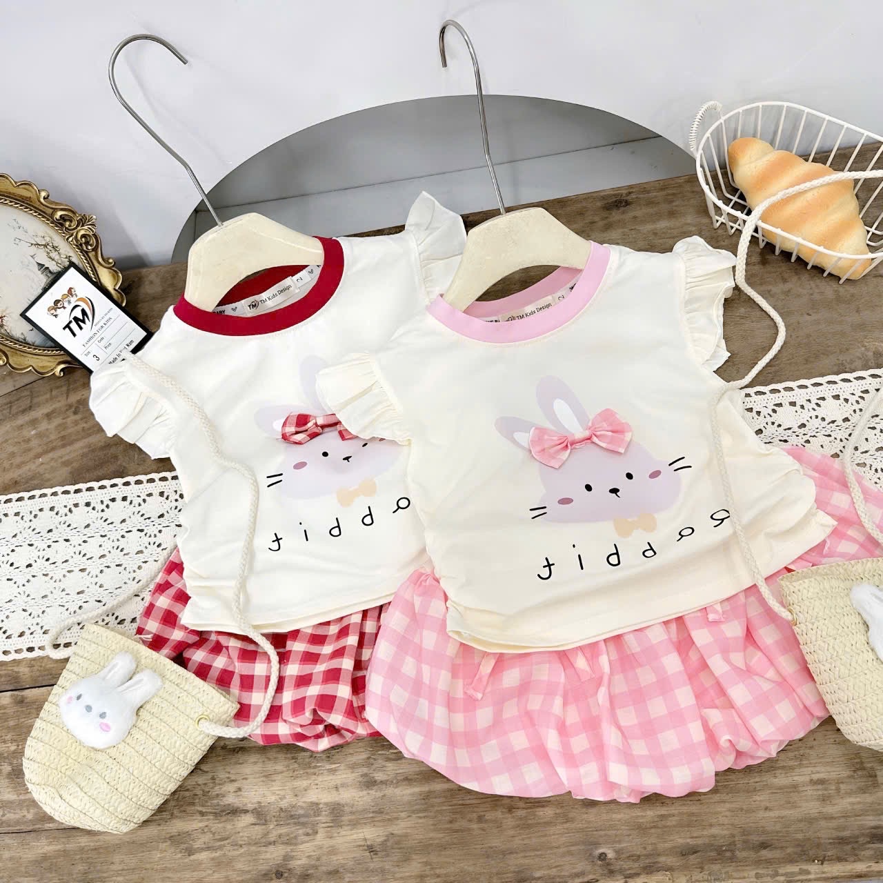 Sét bộ áo thỏ quần bồng kẻ kèm túi cói bé gái