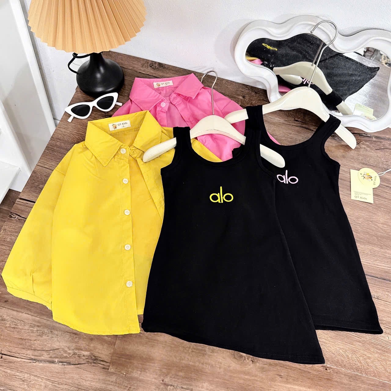 Sét 2 chi tiết váy đen alo+ áo sơ mi đuôi tôm bé gái