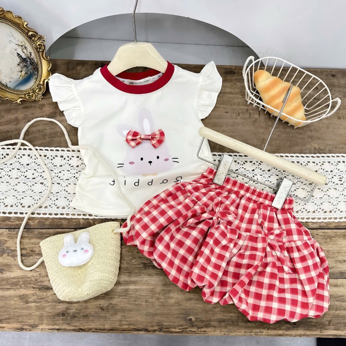 Sét bộ áo thỏ quần bồng kẻ kèm túi cói bé gái
