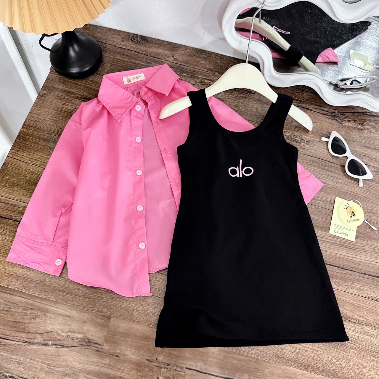 Sét 2 chi tiết váy đen alo+ áo sơ mi đuôi tôm bé gái