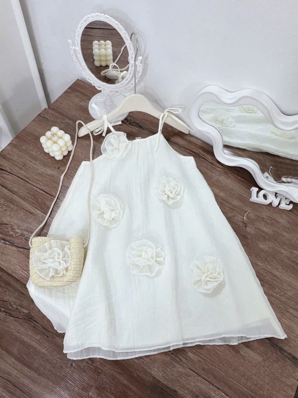 Váy maxi 2 dây đính hoa kèm túi cói bé gái