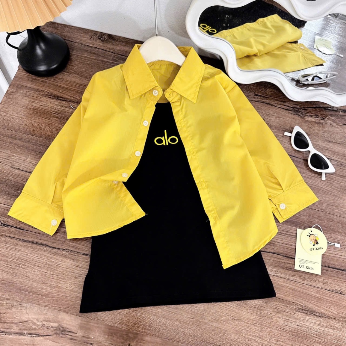 Sét 2 chi tiết váy đen alo+ áo sơ mi đuôi tôm bé gái