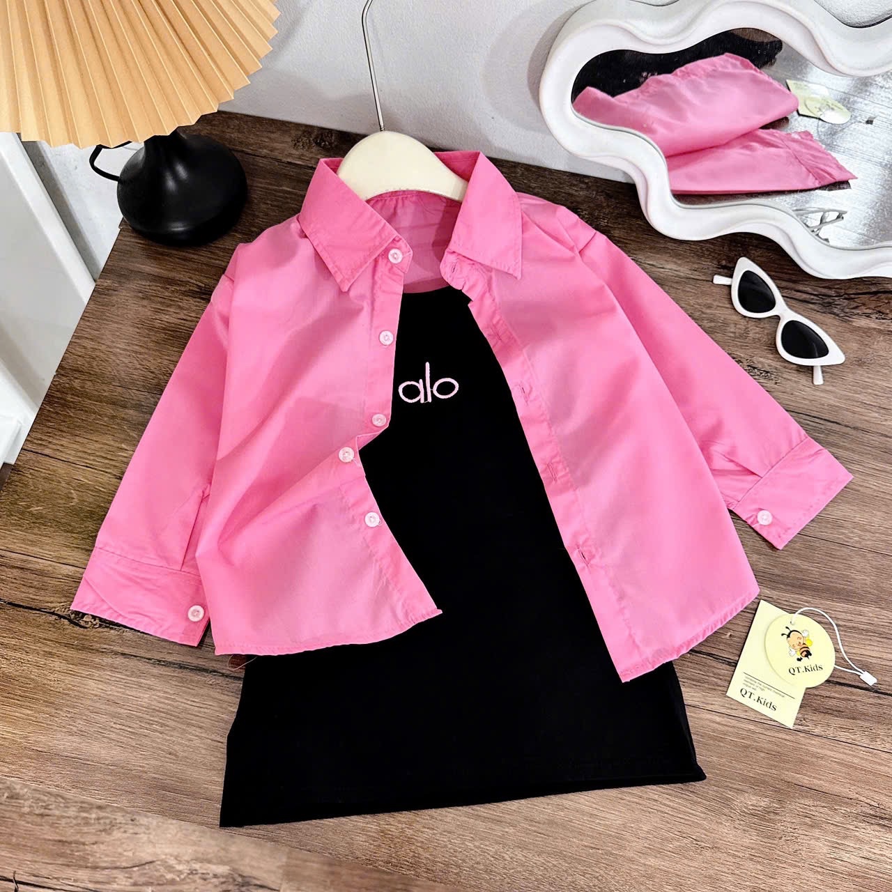 Sét 2 chi tiết váy đen alo+ áo sơ mi đuôi tôm bé gái