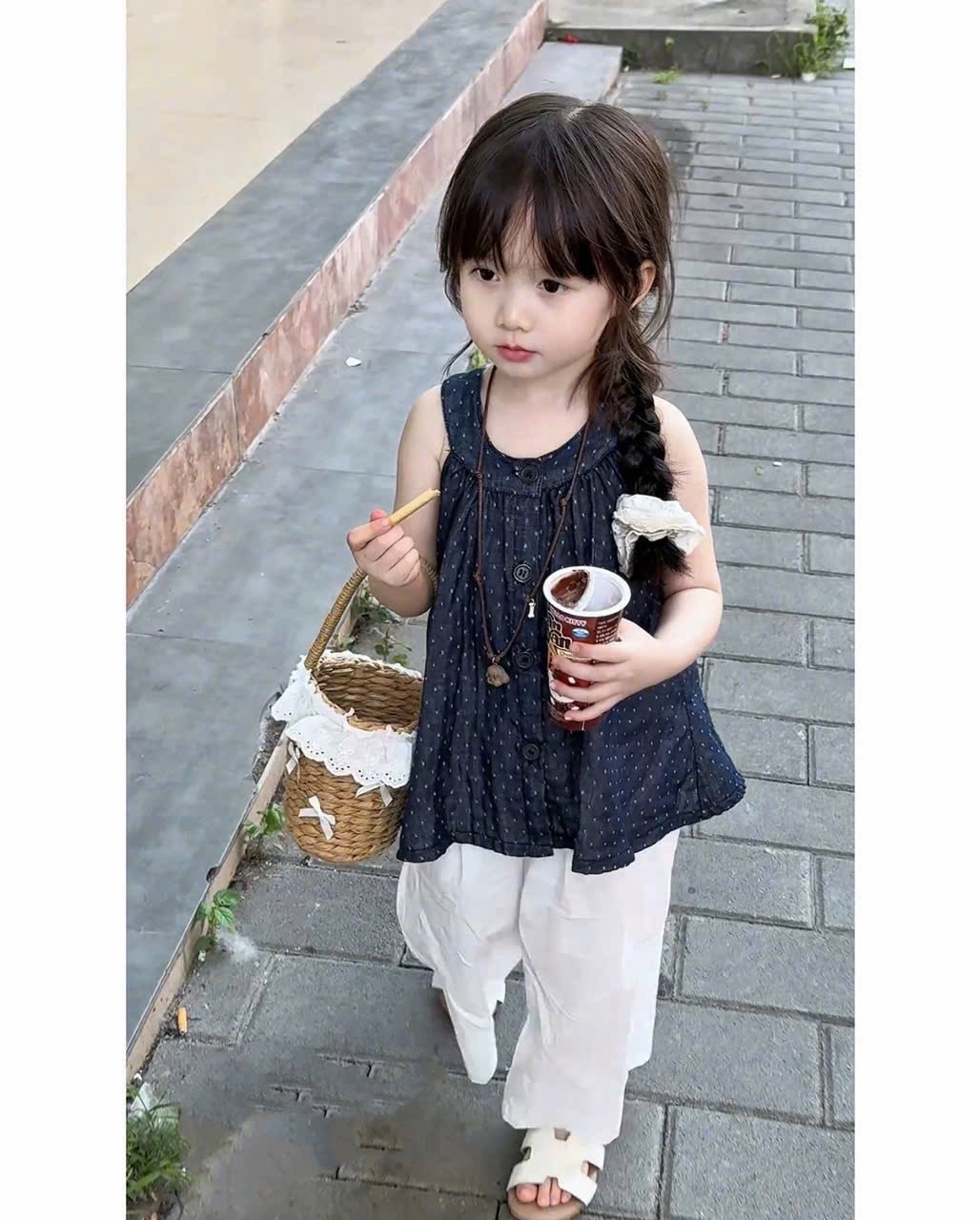 Sét áo chấm bi cổ yếm quần đũi xuông kem bé gái