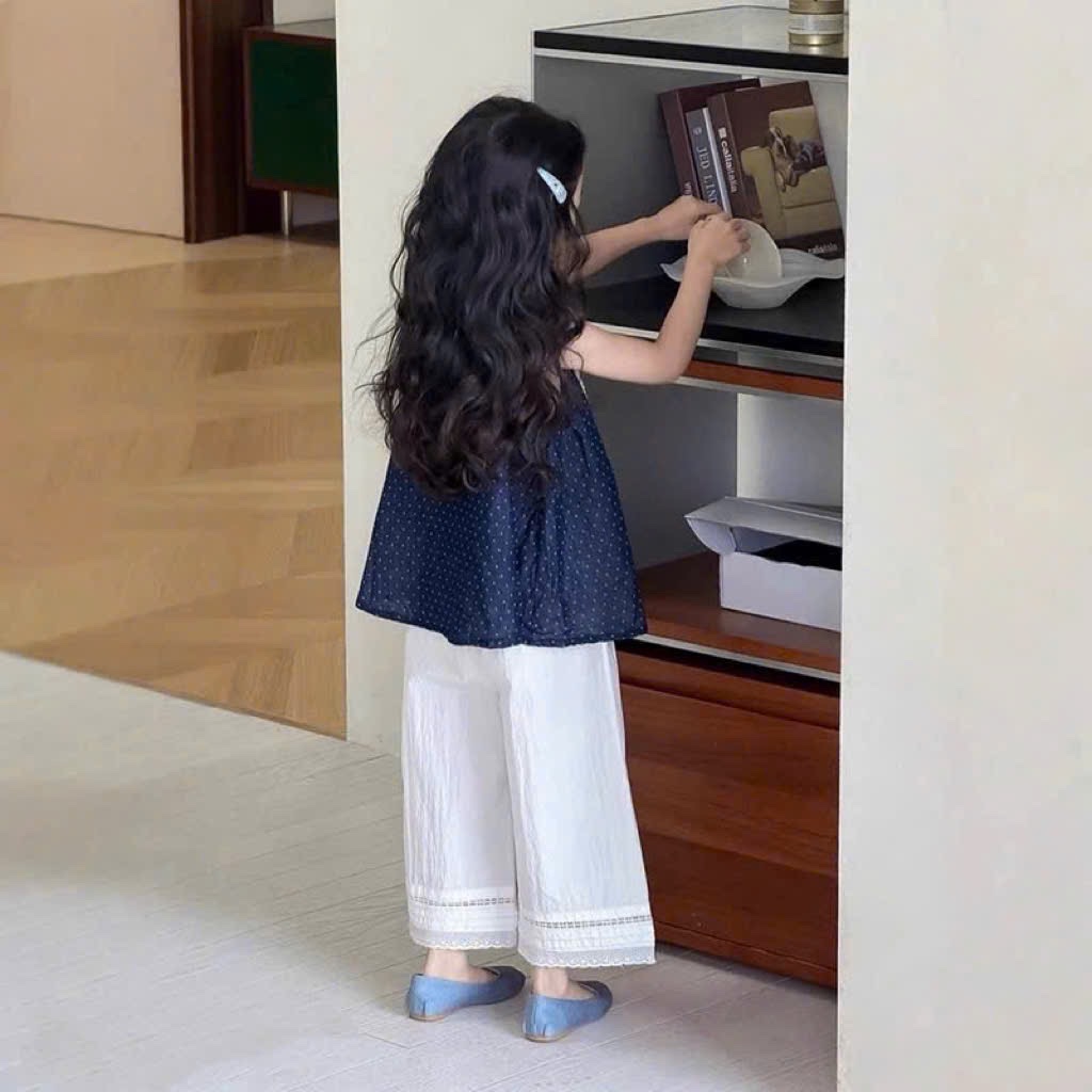 Sét áo chấm bi cổ yếm quần đũi xuông kem bé gái