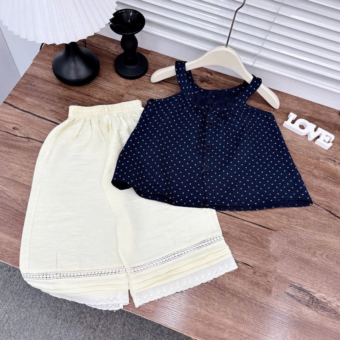 Sét áo chấm bi cổ yếm quần đũi xuông kem bé gái