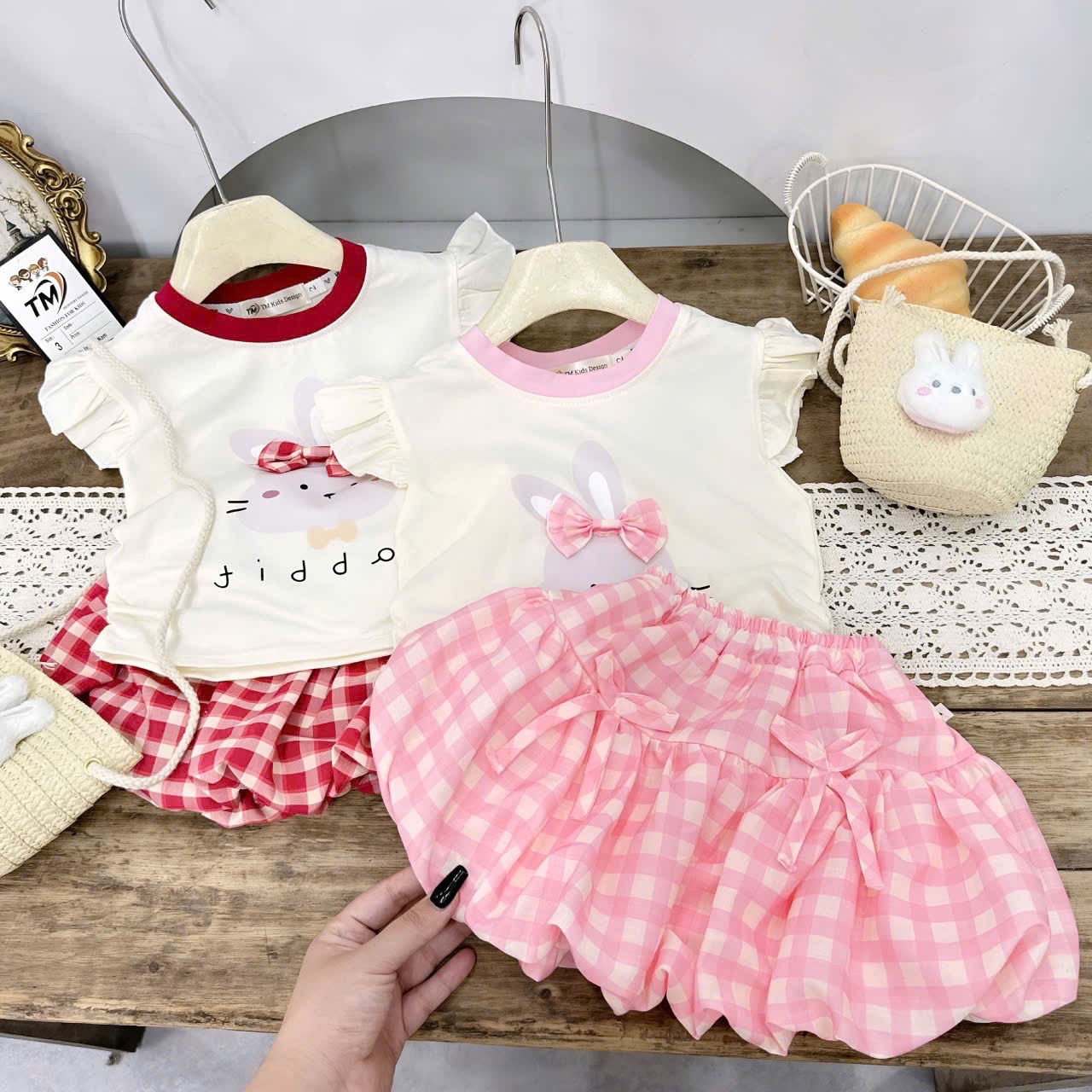 Sét bộ áo thỏ quần bồng kẻ kèm túi cói bé gái