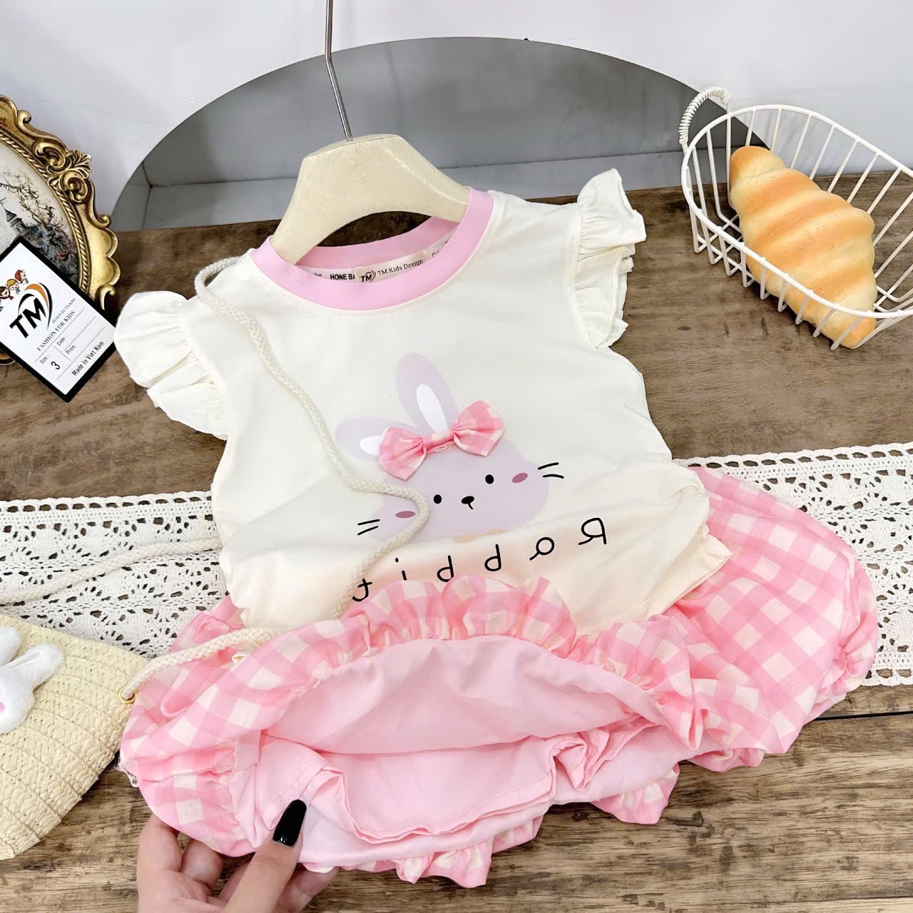 Sét bộ áo thỏ quần bồng kẻ kèm túi cói bé gái