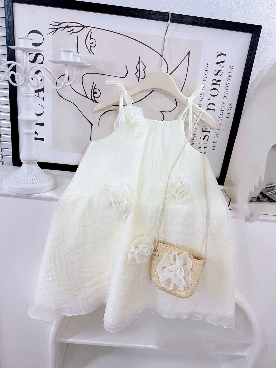 Váy maxi 2 dây đính hoa kèm túi cói bé gái