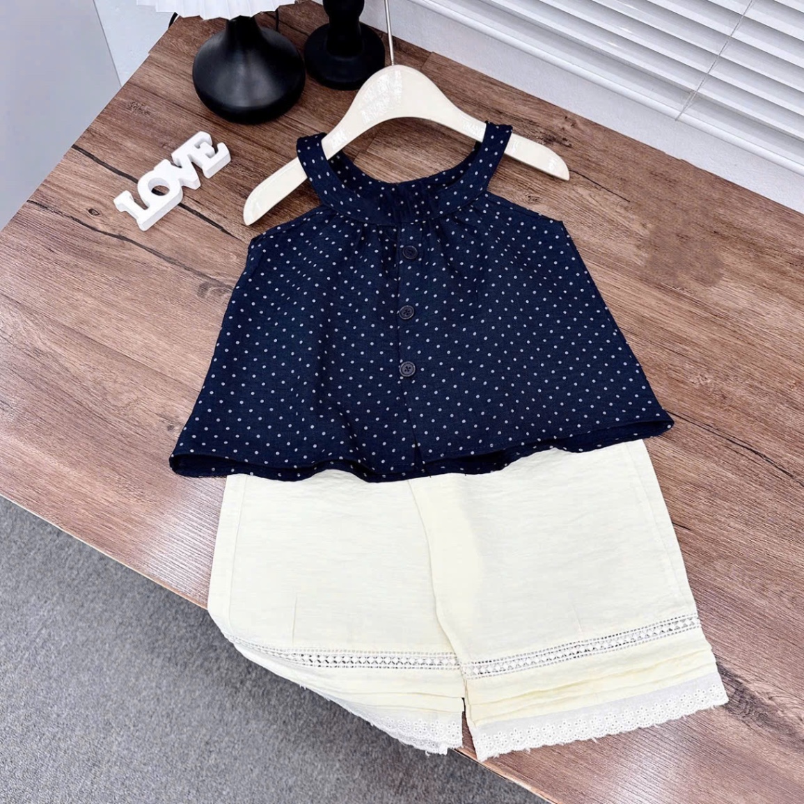 Sét áo chấm bi cổ yếm quần đũi xuông kem bé gái