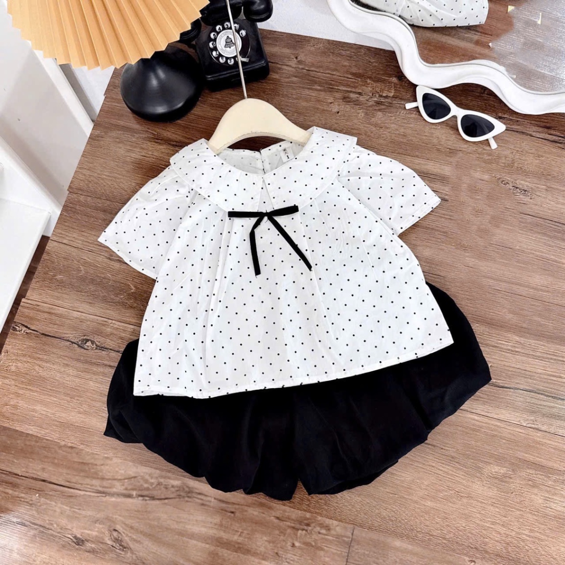Sét áo chấm bi trắng quần bồng đen bé gái