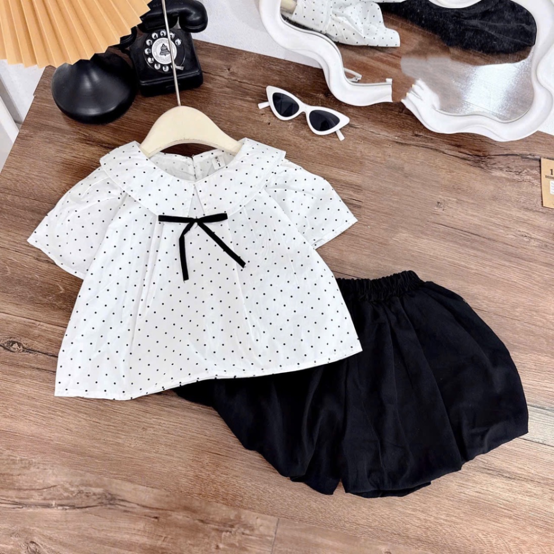 Sét áo chấm bi trắng quần bồng đen bé gái