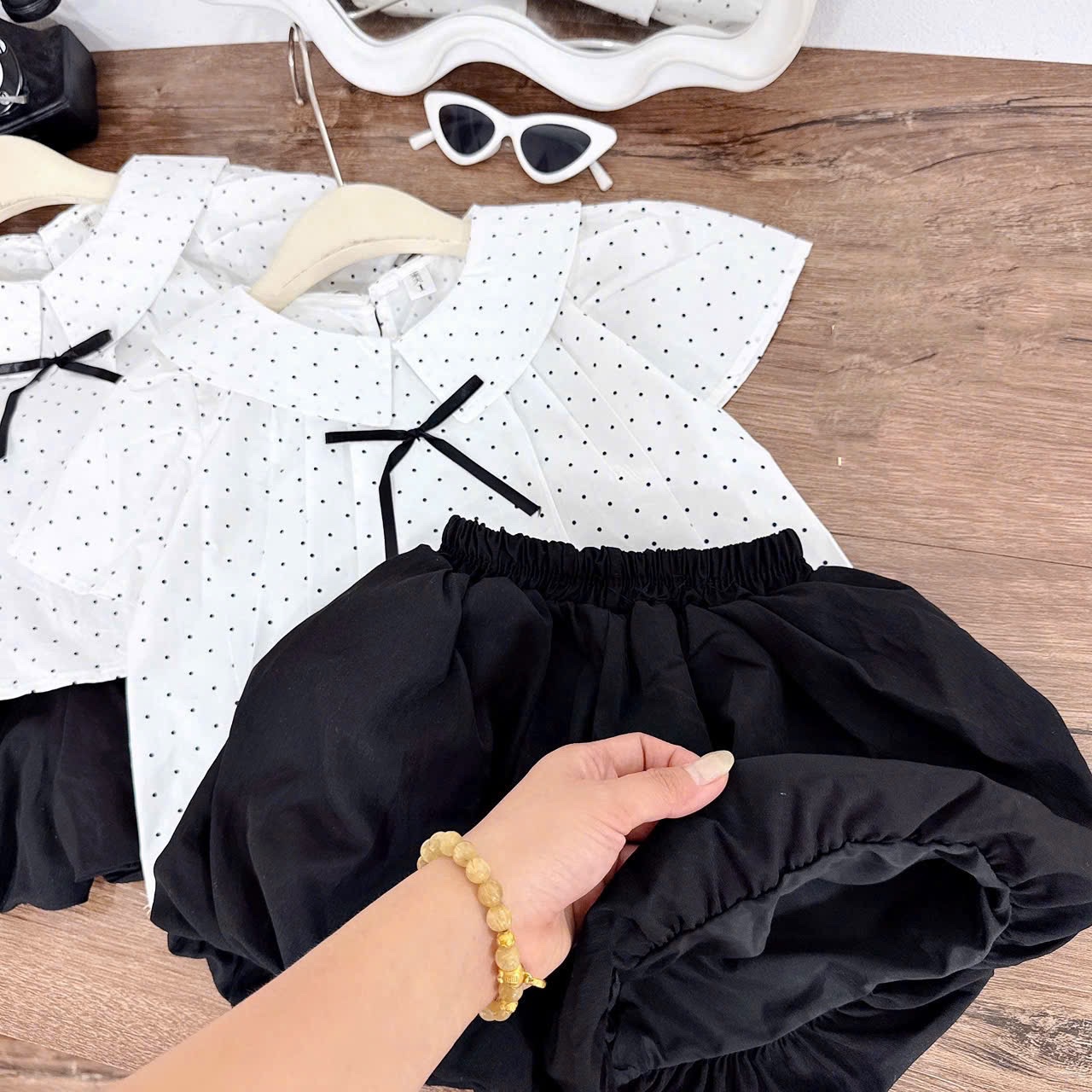 Sét áo chấm bi trắng quần bồng đen bé gái