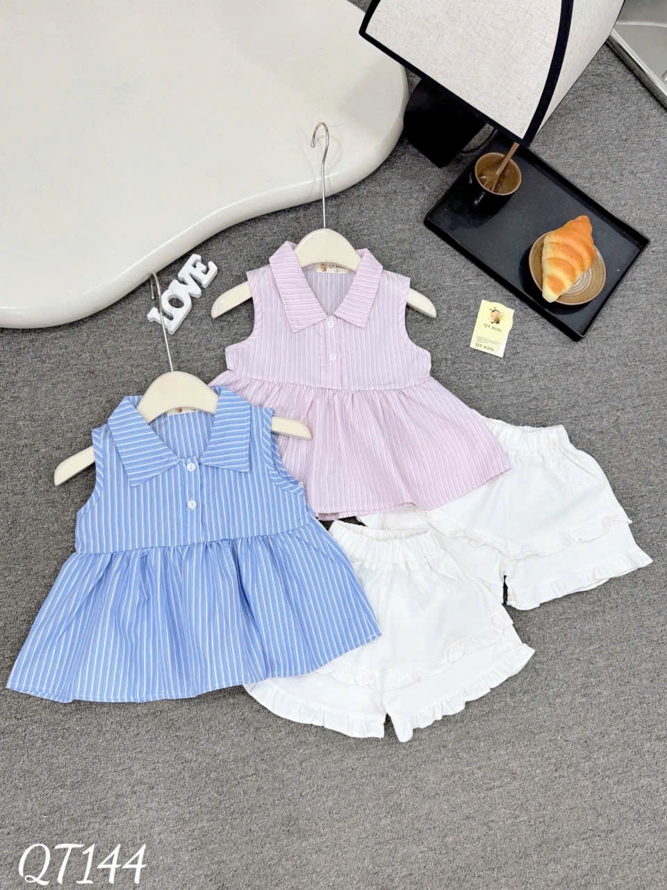 Sét áo cổ bẻ sọc quần sooc trắng viền bèo bé gái
