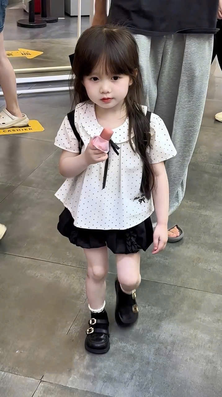 Sét áo chấm bi trắng quần bồng đen bé gái