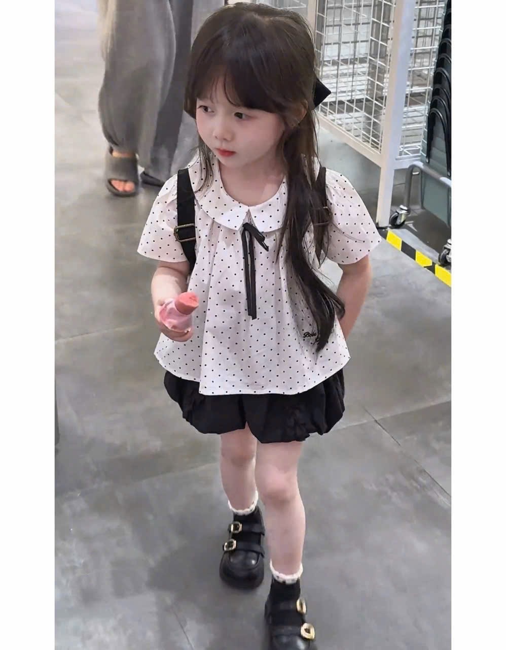 Sét áo chấm bi trắng quần bồng đen bé gái