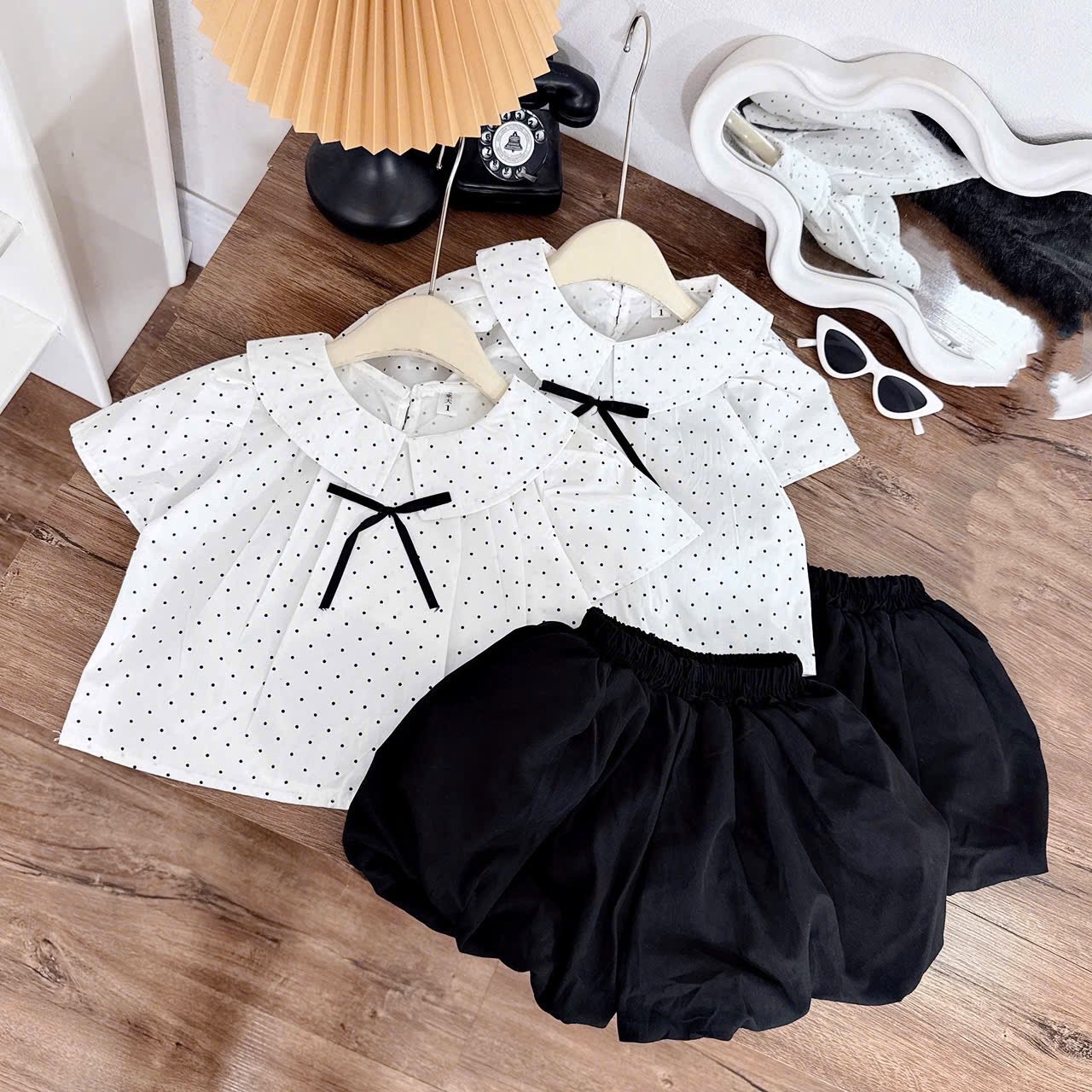 Sét áo chấm bi trắng quần bồng đen bé gái