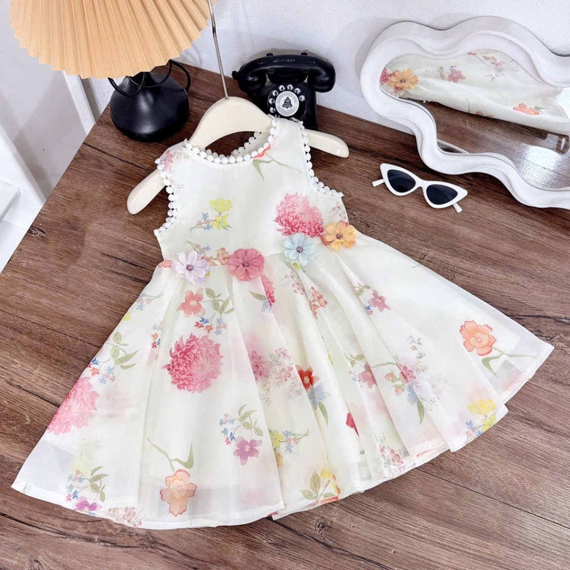 Váy hoa voan đính bông eo bé gái