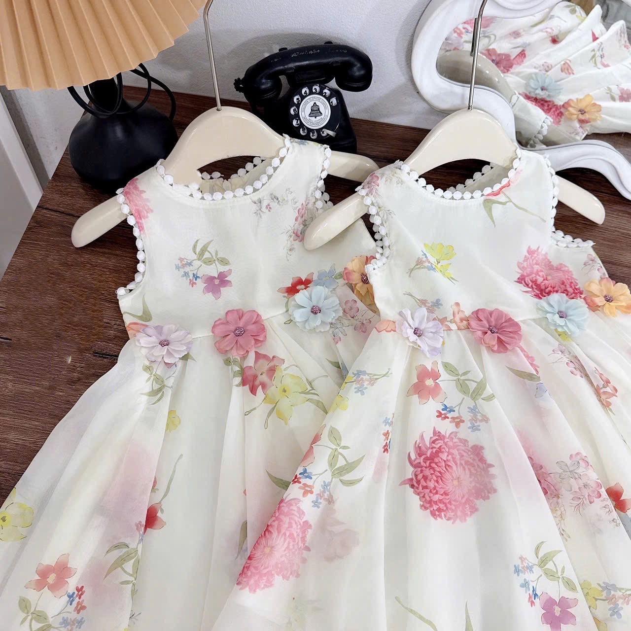 Váy hoa voan đính bông eo bé gái