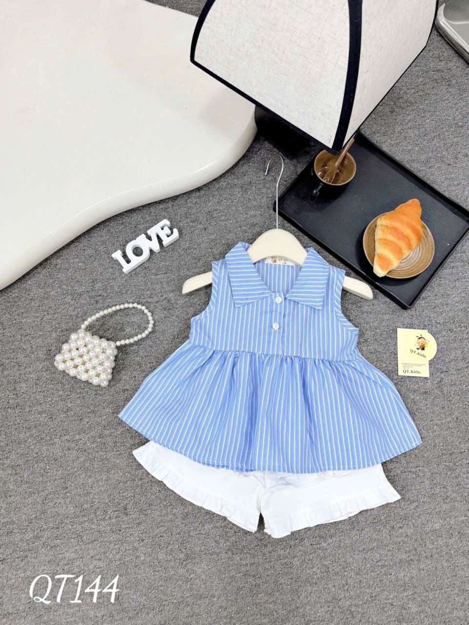 Sét áo cổ bẻ sọc quần sooc trắng viền bèo bé gái