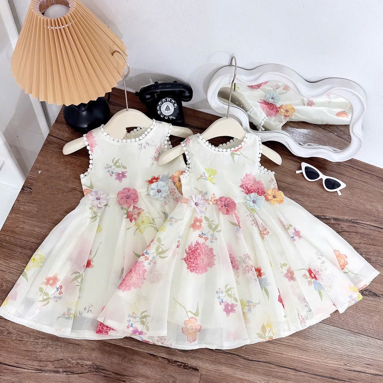 Váy hoa voan đính bông eo bé gái