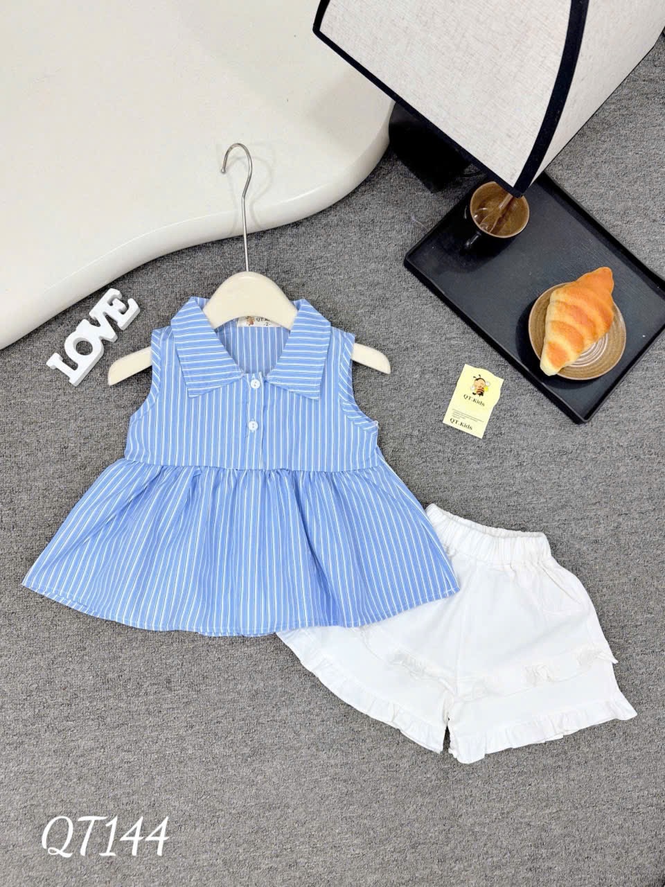 Sét áo cổ bẻ sọc quần sooc trắng viền bèo bé gái