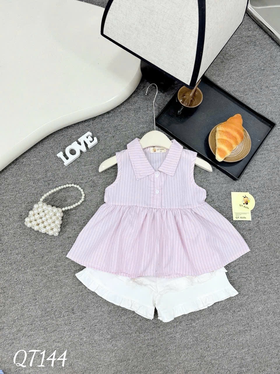 Sét áo cổ bẻ sọc quần sooc trắng viền bèo bé gái