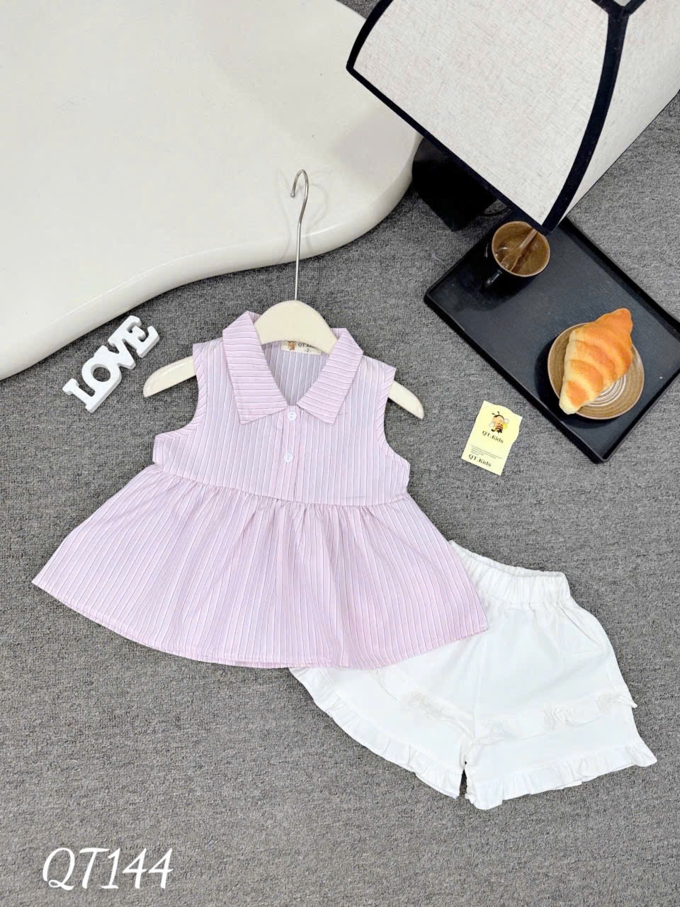 Sét áo cổ bẻ sọc quần sooc trắng viền bèo bé gái